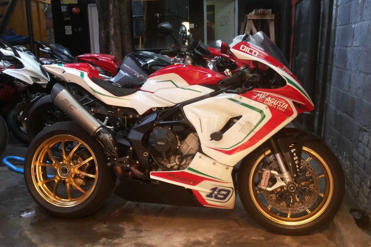 Salah satu MV Augusta 800cc lansiran 2014 yang sedang diservis di diler moge seken Moto8 di Jalan Sultan Iskandar Muda, Kebayoran Lama, Jakarta Selatan, Jumat (9/2/2018).