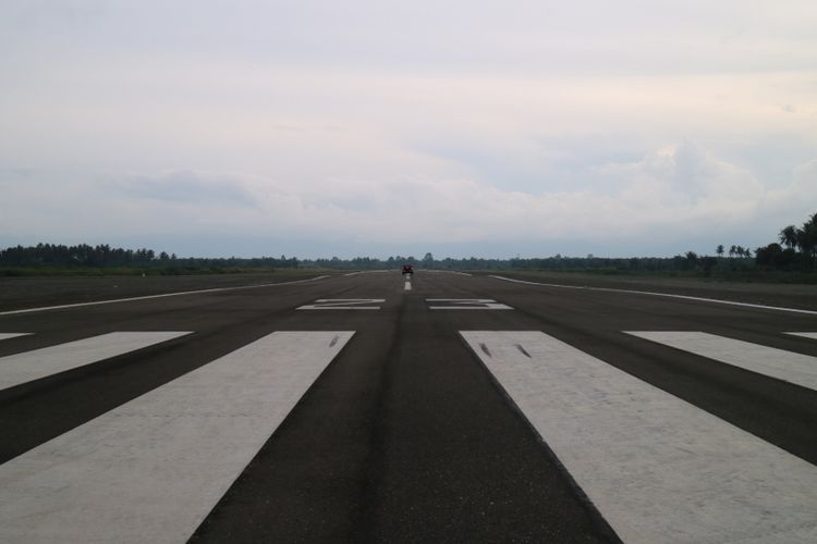 

Landasan pacu yang baru diperpanjang di Bandara Maleo, Morowali, Sulawesi Tengah, Iskandar saat kunjungan kerja bersama Kementerian Perhubungan, Dirjen Perhubungan Udara, Selasa (27/2/2018).(KOMPAS.COM/Muhammad Irzal Adiakurnia)
