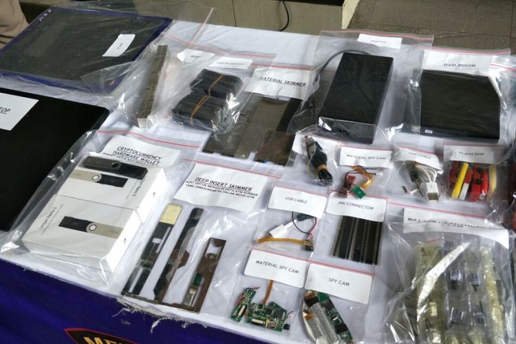Alat-alat skimming yang digunakan untuk membobol uang nasabah sejumlah bank dipamerkan polisi saat merilis kasus tersebut di Mapolda Metro Jaya, Sabtu (17/3/2018).