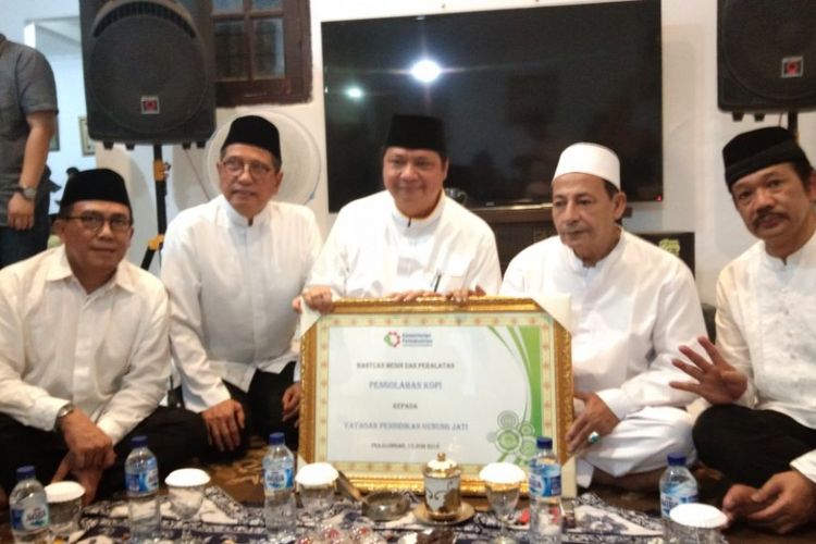 Ketua Partai Golkar Airlangga Hartarto bersama Habib Luthfi bin Yahya di Kediamannya di Pekalongan, Jawa Tengah.