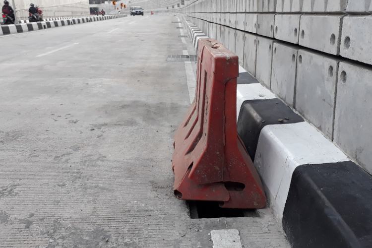 Penutup saluran air atau gorong-gorong underpass Mampang-Kuningan, Jakarta Selatan, yang kembali hilang ditutupi road barrier fiber, Jumat (22/6/2018).