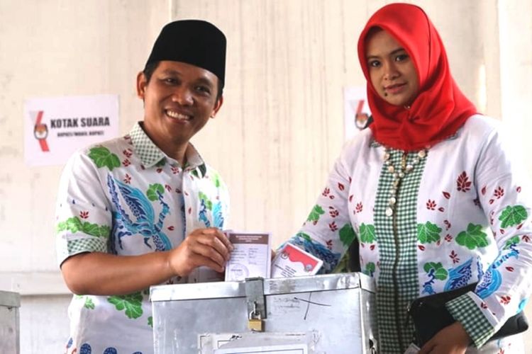 Calon Bupati Kabupaten Lumajang, Jawa Timur, nomor urut 1 Thoriqul Haq bersama istri, saat menyalurkan hak pilihnya saat pilkada, Rabu (28/6/2018) kemarin.
