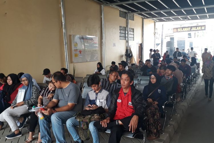 Suasana pelayanan pembuatan dan perpanjang SIM serta SKCK 24 jam di Polres Metro Bekasi Kota, Kamis (02/08/2018).