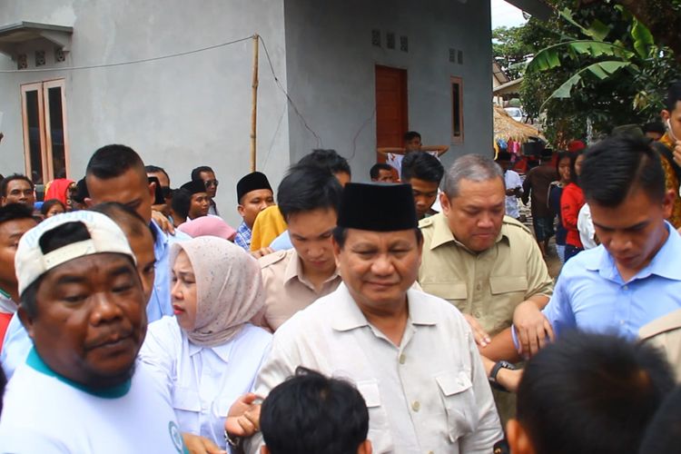 Prabowo Subianto, Ketua Umum Partai Gerindra sekaligus Bakal Calon Presiden RI, mengunjungi lokasi penvungsian dibDesa Guntur Macan, Kecamatan Gunung Sari, Lombok Barat, Rabu (5/9)