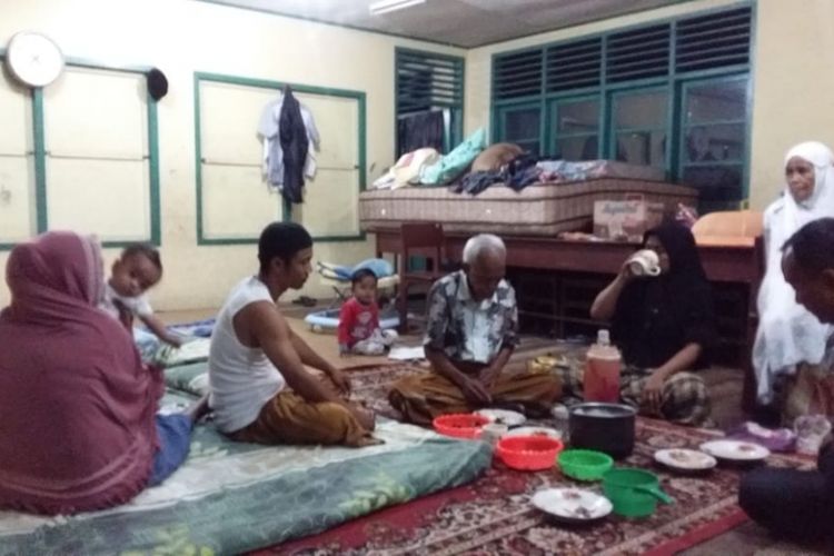 Sejumlah korban banjir di Desa Penyasawan, Kecamatan Kampa, Kabupaten Kampar, Riau, mengungsi di TK Aisyiyah di pinggir jalan lintas Riau-Sumbar, Jumat (14/12/2018).