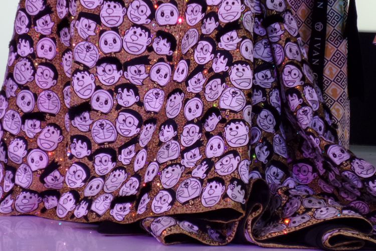 Detail satu koleksi kolaborasi Doraemon dan Ivan Gunawan yang ditampilkan pada panggung peragaan busana Modo 2019 di Atrium Grand Indonesia, Jakarta, Rabu (13/2/2019). Gaun bertabur kristal Swarovski ini akan dijual oleh Ivan senilai Rp 250 juta.