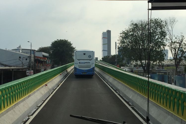 Bus transjakarta melintas di jalan layang Koridor 13 Tendean Ciledug pada Minggu (9/7/2017) sore.
