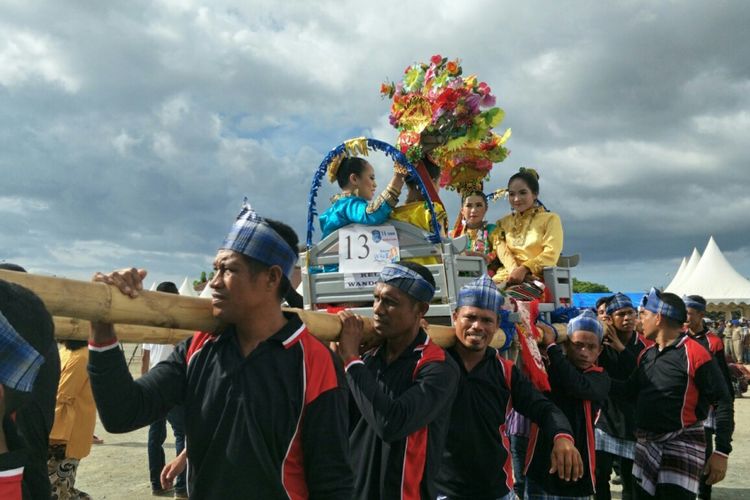 Kansodaa, prosesi adat masyarakat Wakatobi yang digelar saat perhelatan Wakatobi Wonderful Festival and Expo 2017 atau Wakatobi WAVE 2017 yang berlangsung pada 11 hingga 13 November 2017 di pelabuban Panggulubelo, Pulau Wangi-Wangi, Kabupaten Wakatobi, Provinsi Sulawesi Tenggara.