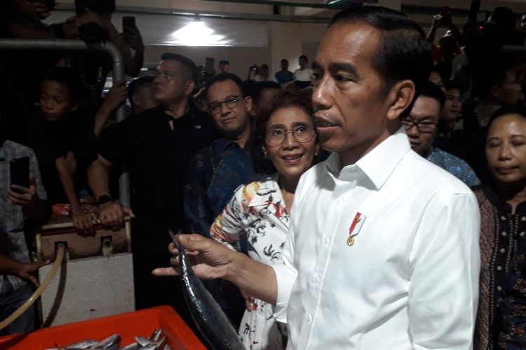 Presiden Joko Widodo berbincang dengan pedagang Pasar Ikan Modern Muara Baru yang baru diresmikannya, Rabu (13/3/2019).