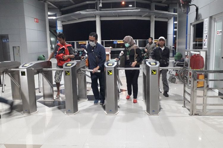 Penumpang KRL menempelkan kartu di pintu keluar Stasiun Cakung, Jakarta Timur, Jumat (12/4/2019).