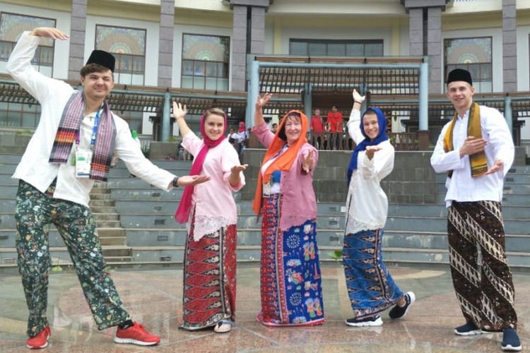 Foto  Serunya Atlet Asian Games Fotofoto Pakai Kebaya Encim dan Baju