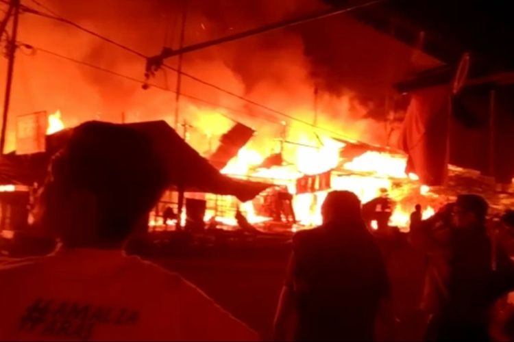 Pasar Sentral Topoyo Lululantak Dibakar Api, Sabtu (31/8/2019).