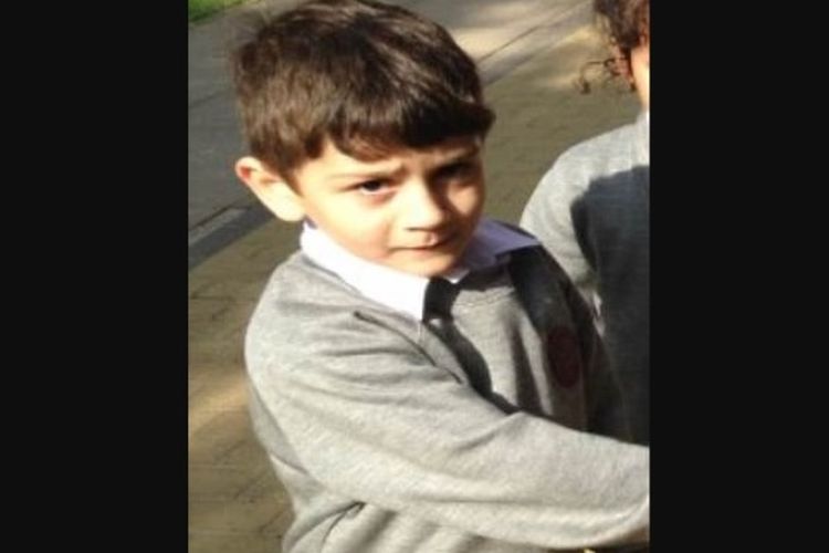 Hakeem Hussain (7) ditemukan orangtuanya sudah tak bernyawa dan nyaris membeku di depan rumah.
