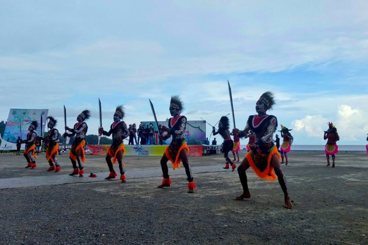 Tarian dari Manokwari Selatan bernama tari Amenya Ahanlo, yang dipentaskan dalam gelaran Festival Bahari Raja Ampat 2017, Sabtu (21/10/2017).