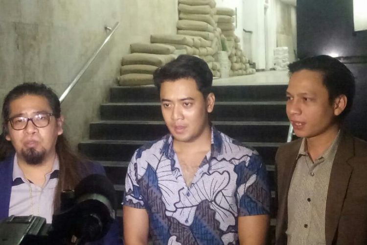 Artis peran Kriss Hatta (tengah) didampingi kuasa hukumnya Indra Tarigan (kiri) dan Ricky Barus usai menjalani pemeriksaan di Polda Metro Jaya, Semanggi, Jakarta Selatan, Senin (19/11/2018).