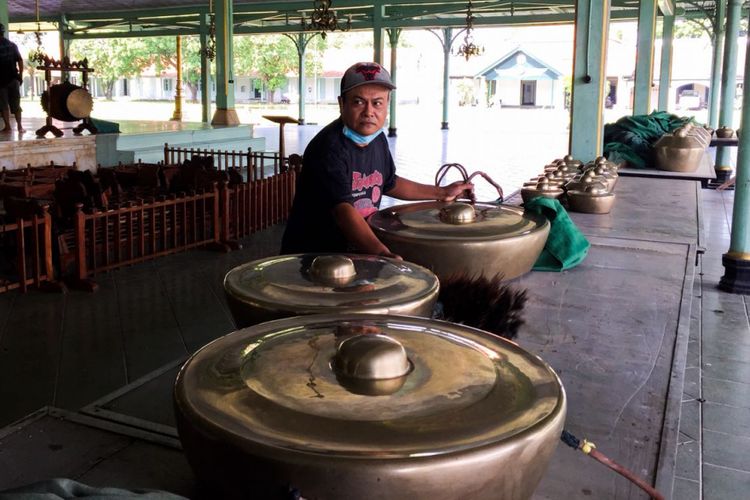 Pengerajin gamelan yang disambangi oleh wisatawan pengguna Triponyu, di Solo.