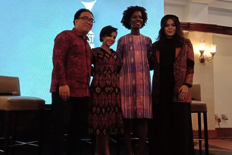 Chief Creative Officer of EBW World Wide Stevy Giani Sela, Visual & Arts Director of EBW World Wide Gabriella Wells dan PR Director of EBW World Wide Molika McFarquhar (paling kiri ke kanan) seusai konferensi pers di Shangri-La Hotel Jakarta, Selasa (20/3/2018).