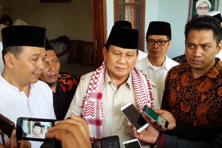 Bakal Calon Presiden RI, Prabowo Subianto, usai bertemu dengan para kiai dan pengasuh Pesantren Tambakberas Jombang, di kediaman KH. Hasib Wahab Chasbullah, Kamis (6/9/2018).