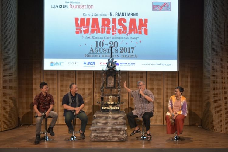 Tim produksi Teater Koma diabadikan di Galeri Indonesia Kaya (GIK) Grand Indonesia, Thamrin, Jakarta Pusat, Rabu (27/7/2017). Mereka mementaskan lakon berjudul Warisan yang merupakan produksi ke-149 di Gedung Kesenian Jakarta, Jakarta Pusat, pada 10 hingga 20 Agustus 2017.
