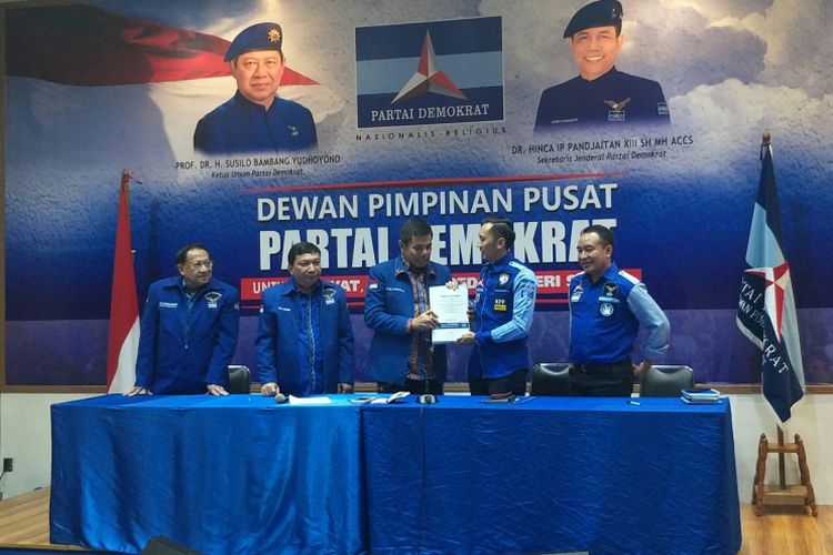 Sekjen DPP Partai Demokrat Hinca Panjaitan menyerahkan draf revisi UU Ormas kepada Ketua Fraksi Demokrat Hinca Panjaitan di Kantor DPP Partai Demokrat, Jakarta, Senin (30/10/2017).