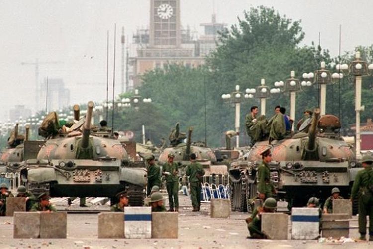 Foto ini diambil pada 6 Juni 1989 memperlihatkan Tentara Pembebasan Rakyat (PLA) didukung puluhan tank mengamankan jalan raya Changan yang menuju Lapangan Tiananmen, Beijing.