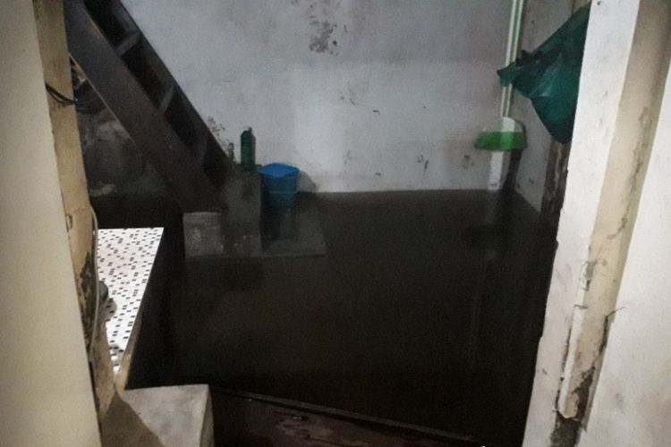 Salah satu rumah warga di Muara Angke masih terendam banjir meski banjir di kawasan itu sudah surut sejak Minggu sore, Senin (28/1/2019).