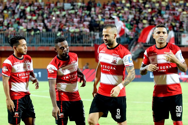 Pemain Madura United, Andik Vermansah, David Laly, Aleksandar Rakic dan Alberto Goncalves (ki-ka).