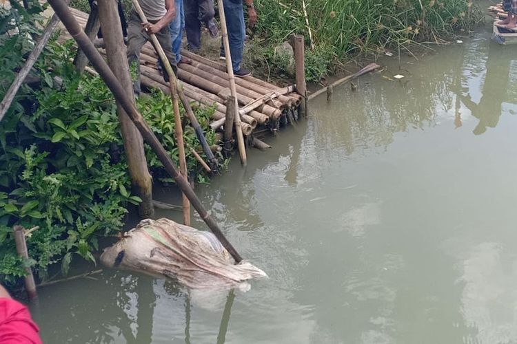 Jenazah dalam karung ditemukan di Muara Sungai Ciseukeut, Kecamatan Panimbang, Kabupaten Pandeglang, Banten, Rabu (10/4/2019)