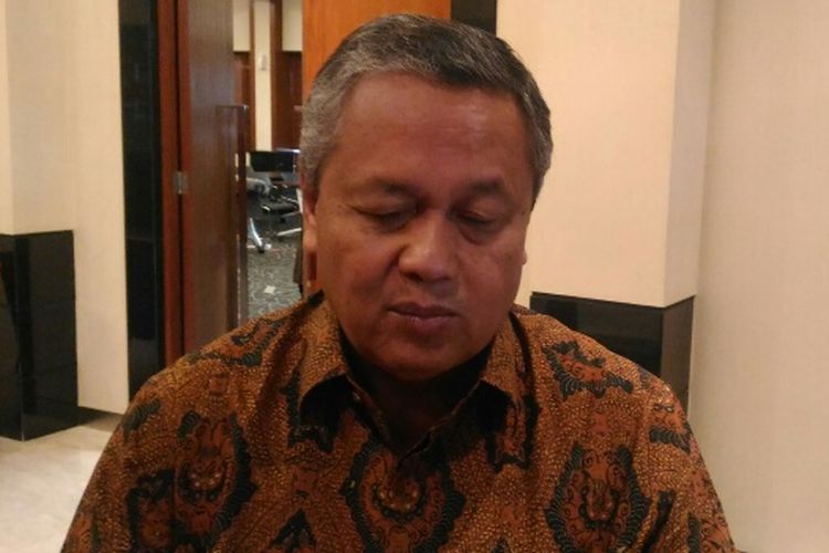 Gubernur Bank Indonesia Perry Warjiyo selepas jumpa pers di Gedung Thamrin Kompleks Bank Indonesia, Jakarta, Jumat (25/5/2018).