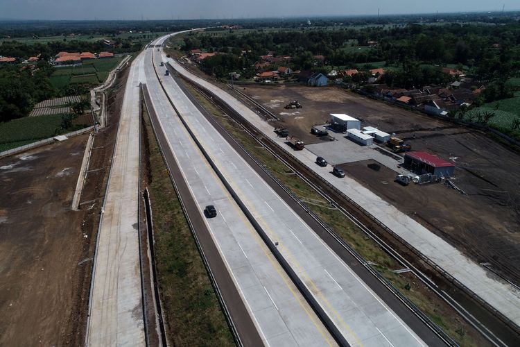 Pembangunan rest area 833 A tol Pasuruan - Probolinggo di Pasuruan, Jawa Timur, Minggu (26/5/2019).