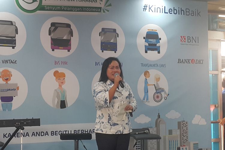 Pengurus Harian Yayasan Lembaga Konsumen Indonesia (YLKI) Sri Wahyuni di Halte Harmoni, Jakarta Pusat, Kamis (14/9/2017).