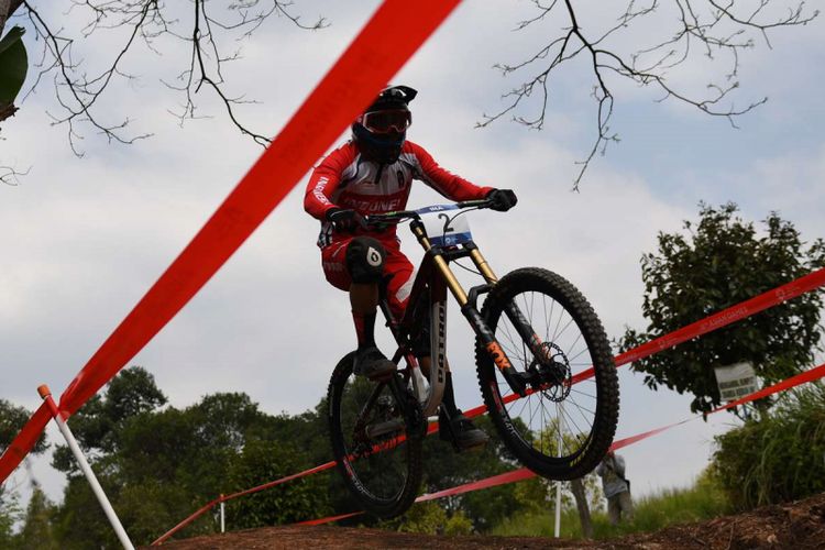 Atlet Balap Sepeda Indonesia Tiara Andini Prastika tampil di Final Run Women Elite Downhill pada Asian Games ke-18 Tahun 2018 di Khe Bun Hill, Subang, Jawa Barat, Senin (20/8/2018). Tiara berhasil meraih emas pada nomor tersebut.