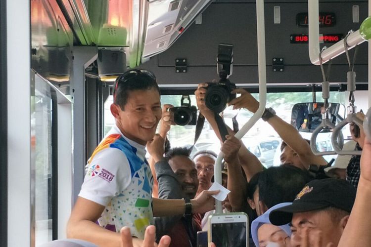 Wakil Gubernur DKI Jakarta Sandiaga Uno naik bus transjakarta saat berkunjung ke Tanah Abang, Selasa (26/12/2017). 