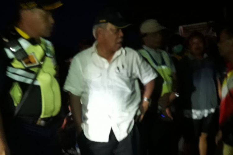 Menteri PUPR Basuki Hadimuljono mengecek lokasi terdampak gempa paling parah di Petobo, Palu, Minggu (30/9/2018) malam.