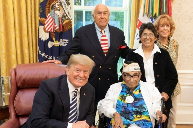 Veteran militer AS Ray Chavez (kanan bawah) yang selamat dari serangan di Pearl Harbor pada 1941, saat ditemui Presiden Donald Trump di Gedung Putih pada Mei 2018.