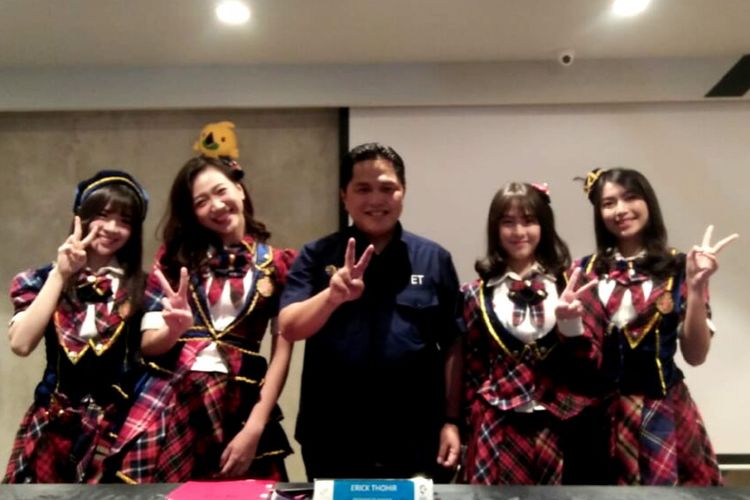 Para personel JKT48 Cindy Yuvia dan Shania Junianatha (pertama dan kedua dari kiri) serta Adhisty Zara, dan Shania Gracia (kedua dan pertama dari kanan) mengapit Ketua Panitia Pelaksana Asian Games 2018 hadir dalam jumpa pers di kawasan Senayan, Jakarta Selatan, Jumat (10/8/2018) sore.