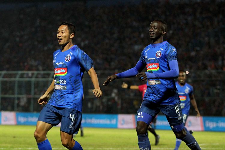 Pemain inti Arema FC, Dendi Santoso (kiri) dan Makan Konate (kanan).