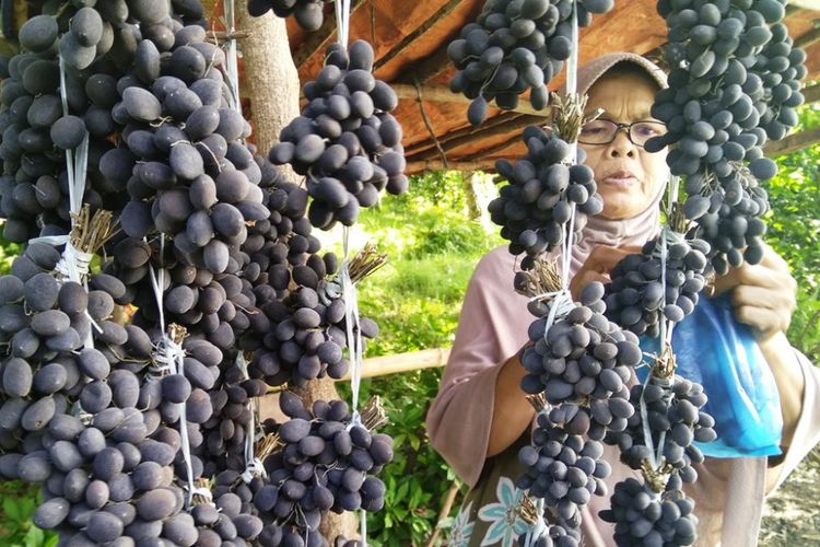 Pedagang buah keranji di Jalan Lhok Nga, Kecamatan Lhok Nga, Kabupaten Aceh Besar, Aceh, Sabtu (29/10/2017).