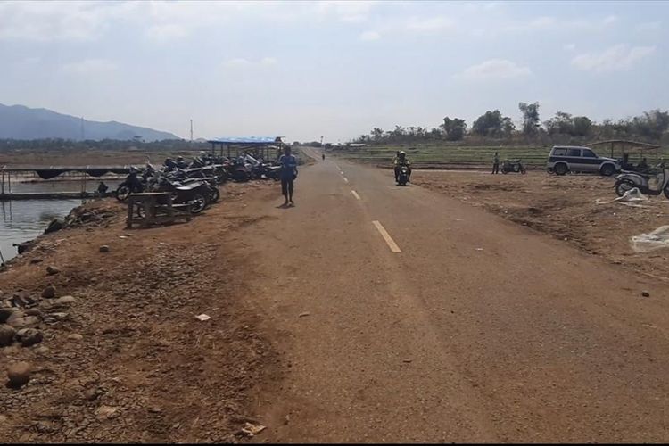 Pada musim kemarau ini, eks jalan provinsi yang sebelumnya tergenang air Waduk Jatigede kembali muncul ke permukaan, Sabtu (11/8/2019). AAM AMINULLAH/KOMPAS.com