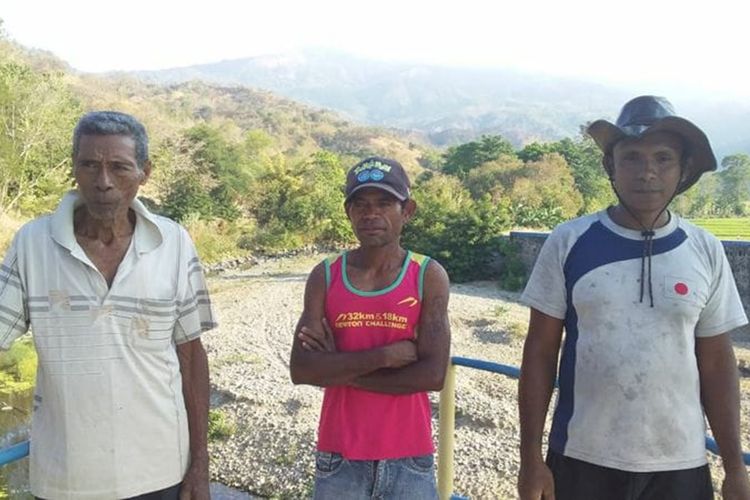 Para petani Desa Bone dan Desa Reroja, Kecamatan Magepanda, Kabupaten Sikka, NTT, saat wawancara dengan Kompas.com, Senin (9/9/2019).