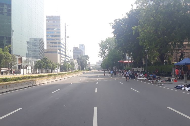 Suasana Car Free Day (CFD) Sudirman-Thamrin, Jakarta Pusat nampak sepi dari warga di pekan pertama Ramadhan, Minggu (12/5/2019).