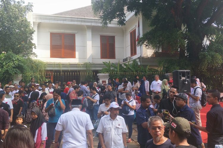 Para pendukung dan relawan pasangan calon nomor urut 02 Prabowo Subianto-Sandiaga Uno mendatangi kediaman Prabowo di Jalan Kertanegara, Jakarta Selatan, Rabu (17/4/2019).
