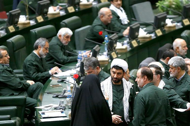 Suasana pertemuan Parlemen Iran. Para politisi di sana mengenakan seragam Garda Revolusi sebagai bentuk protes atas keputusan Amerika Serikat (AS) memasukkan cabang elite militer Iran itu sebagai organisasi teroris.