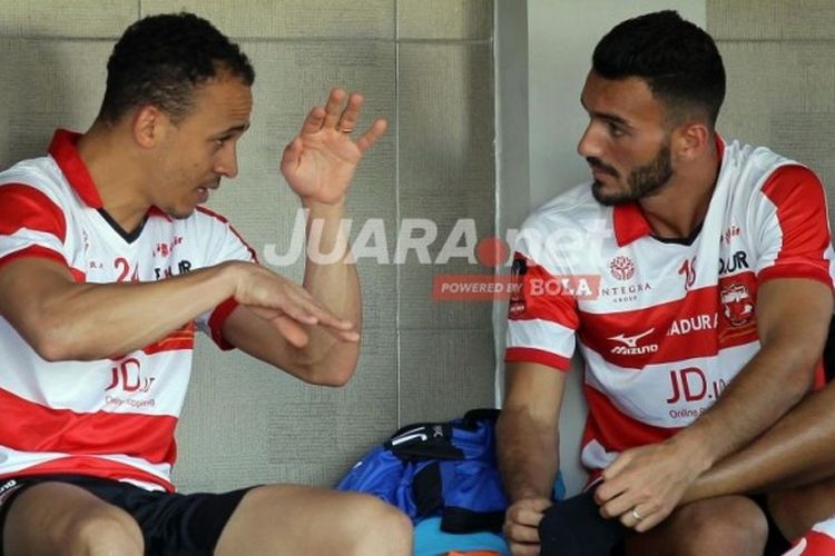 Marquee player Madura United, Peter Odemwingie, berbincang dengan pemain tengah Redouane Zerzouri (kanan) di sela-sela sesi latihan klub di Gelora Ratu Pamellingan, Pamekasan, pada 12 April 2017.