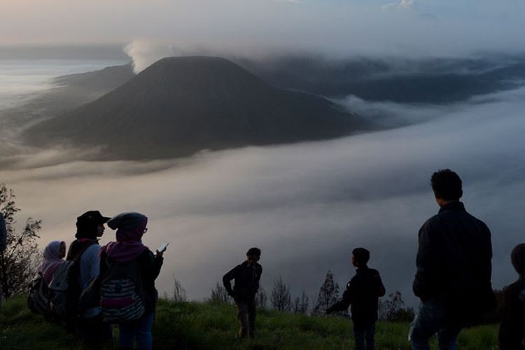 Wisatawan menikmati terbitnya matahari di Kawasan Obyek Wisata Gunung Bromo, Probolinggo, Jawa Timur, Senin (27/11/2017). Pengelola Balai Besar Taman Nasional Bromo Tengger Semeru (TNBTS) optimistis mampu menyumbang pendapatan negara dari sektor pariwisata sebesar Rp 20 miliar pada 2017, dari total penerimaan yang telah mencapai kisaran Rp 19 miliar.