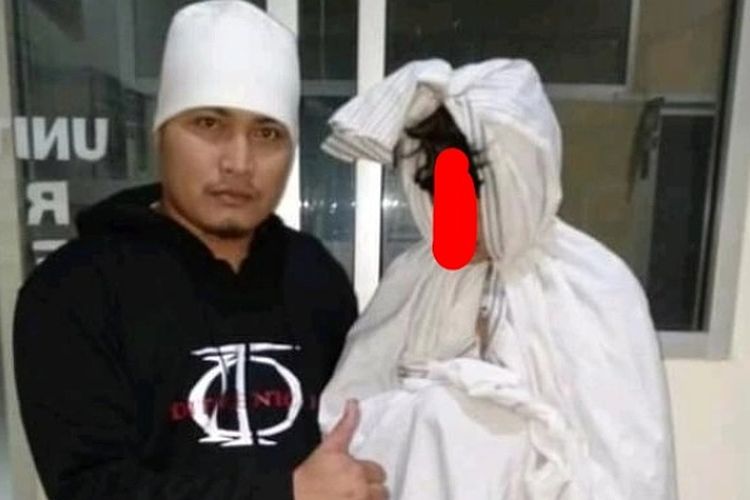 Polisi dari Polres Pemalang, Jawa Tengah bersama pocong jadi-jadian yang meresahkan warga.