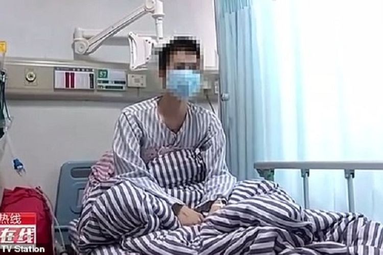 Seorang pria dengan marga Zhou berada di rumah sakit setelah menjalani operasi jantung untuk mengeluarkan tusuk gigi yang ada di jantungnya.
