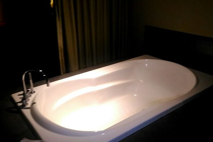 Bath tub yang ada di dalam kamar tidur spa room lanta 7 Hotel Alexis.