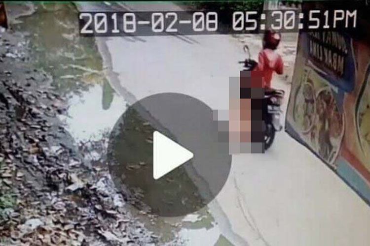 Video seorang ibu menyeret anak perempuan dengan sepeda motor viral di media sosial.