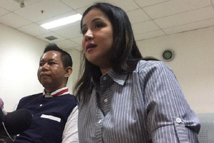 Artis peran Andi Soraya (kanan) menjadi saksi sidang perkara narkoba yang menjerat mantan pasangannya, Steve Emmanuel, di Pengadilan Negeri Jakarta Barat, Senin (27/5/2019).